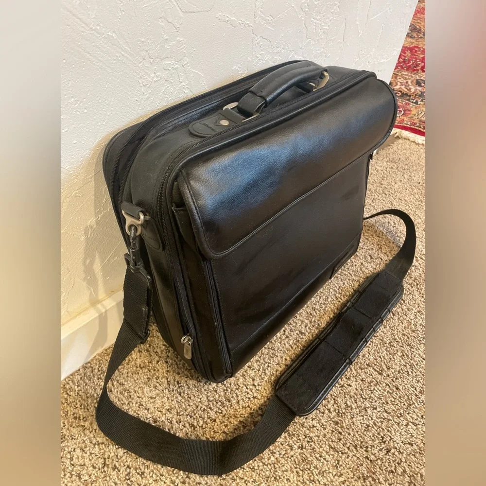 Targus Black messenger/ laptop bag